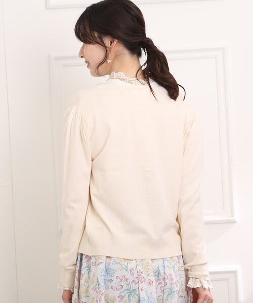 couture brooch（クチュールブローチ）の「◆パール調釦クルーネックカーディガン（カーディガン/ボレロ・レディース・ライトブルー/イエロー/ブラック/アイボリー・38/42/40）」の11枚目の写真