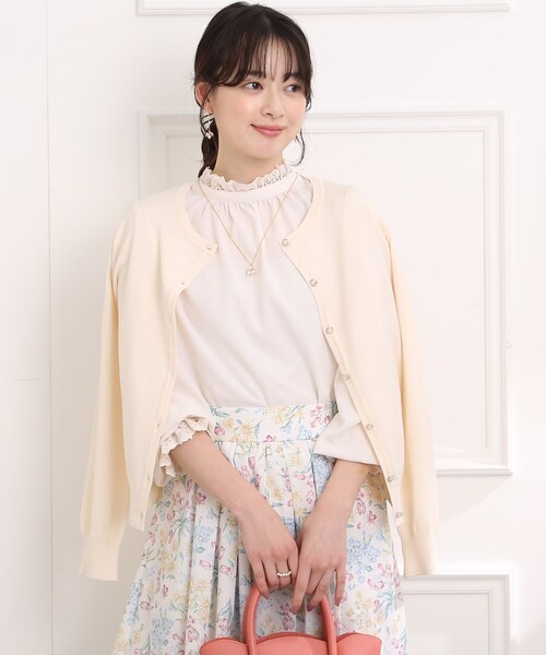 couture brooch（クチュールブローチ）の「◆パール調釦クルーネックカーディガン（カーディガン/ボレロ・レディース・ライトブルー/イエロー/ブラック/アイボリー・38/42/40）」の13枚目の写真