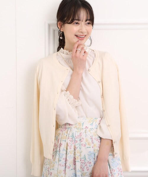 couture brooch（クチュールブローチ）の「◆パール調釦クルーネックカーディガン（カーディガン/ボレロ・レディース・ライトブルー/イエロー/ブラック/アイボリー・38/42/40）」の14枚目の写真