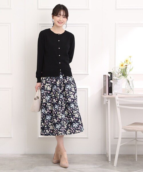 couture brooch（クチュールブローチ）の「◆パール調釦クルーネックカーディガン（カーディガン/ボレロ・レディース・ライトブルー/イエロー/ブラック/アイボリー・38/42/40）」の15枚目の写真