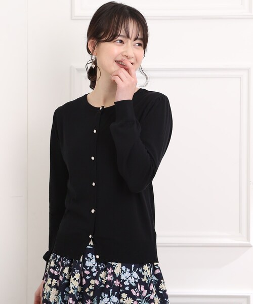 couture brooch（クチュールブローチ）の「◆パール調釦クルーネックカーディガン（カーディガン/ボレロ・レディース・ライトブルー/イエロー/ブラック/アイボリー・38/42/40）」の19枚目の写真