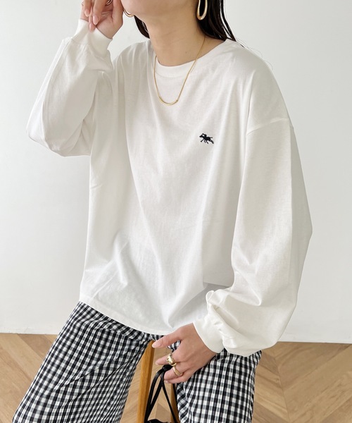 POLOCHAMPS（ポロチャンプス）の「【POLOCHAMPS/ポロチャンプス】別注 ワンポイント刺繍 ボリューム袖 ロングTシャツ（Tシャツ/カットソー・レディース・ホワイト/ライトグレー/ブラック/ライラック・FREE）」の2枚目の写真