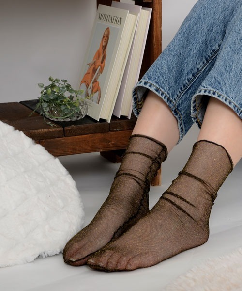 VIBGYOR Women(ヴィブジョー ウィメン)の「【float】キラキラ ラメ シースルー クルー丈ソックス【9色展開】(ソックス/靴下・レディース・ブラック/ブルー/ベージュ/イエロー/レッド/グリーン/ネイビー/グレー/ブラック系・FREE)」の3枚目の写真