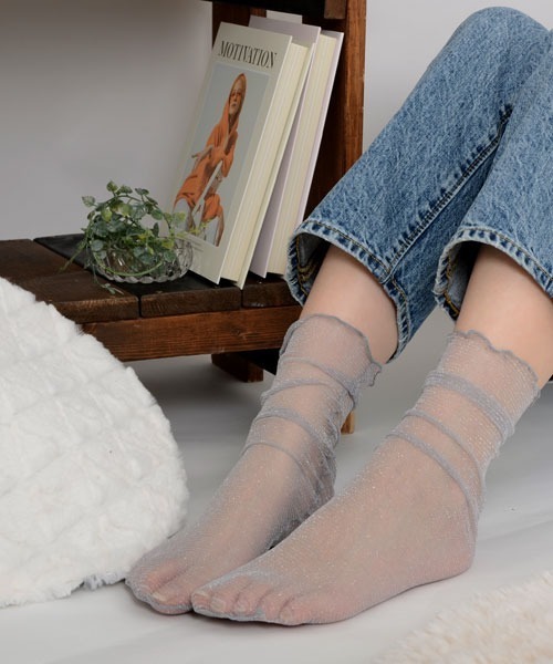 VIBGYOR Women(ヴィブジョー ウィメン)の「【float】キラキラ ラメ シースルー クルー丈ソックス【9色展開】(ソックス/靴下・レディース・ブラック/ブルー/ベージュ/イエロー/レッド/グリーン/ネイビー/グレー/ブラック系・FREE)」の4枚目の写真