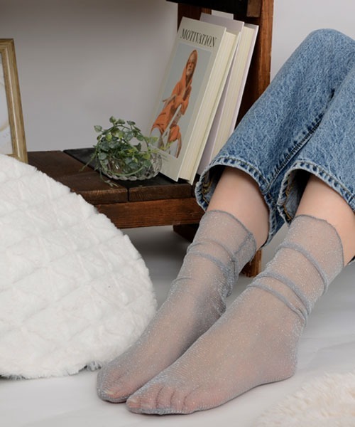 VIBGYOR Women(ヴィブジョー ウィメン)の「【float】キラキラ ラメ シースルー クルー丈ソックス【9色展開】(ソックス/靴下・レディース・ブラック/ブルー/ベージュ/イエロー/レッド/グリーン/ネイビー/グレー/ブラック系・FREE)」の7枚目の写真