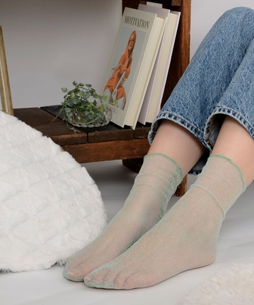 VIBGYOR Women(ヴィブジョー ウィメン)の「【float】キラキラ ラメ シースルー クルー丈ソックス【9色展開】(ソックス/靴下・レディース・ブラック/ブルー/ベージュ/イエロー/レッド/グリーン/ネイビー/グレー/ブラック系・FREE)」の5枚目の写真