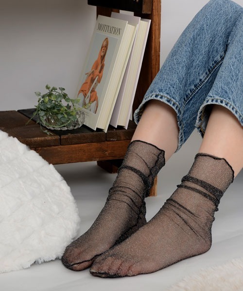 VIBGYOR Women(ヴィブジョー ウィメン)の「【float】キラキラ ラメ シースルー クルー丈ソックス【9色展開】(ソックス/靴下・レディース・ブラック/ブルー/ベージュ/イエロー/レッド/グリーン/ネイビー/グレー/ブラック系・FREE)」の2枚目の写真