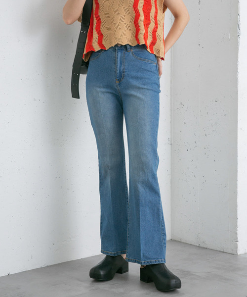 KBF（ケイビーエフ）の「ハイウエストフレアデニム（デニムパンツ・レディース・ブルー/ライトブルー・34/36）」の2枚目の写真