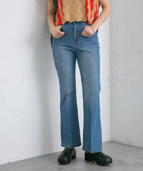 KBF（ケイビーエフ）の「ハイウエストフレアデニム（デニムパンツ・レディース・ブルー/ライトブルー・34/36）」の3枚目の写真