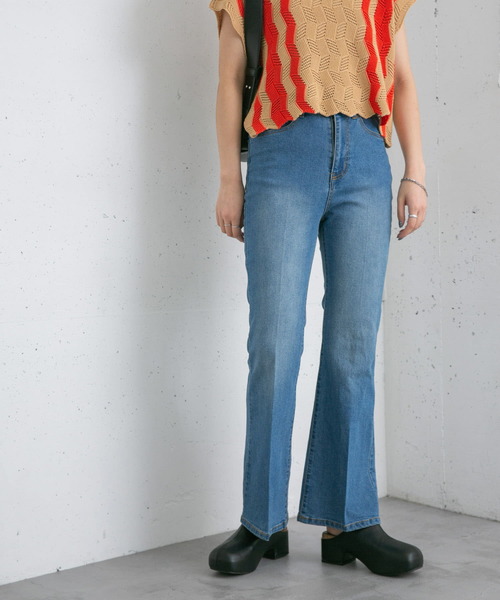 KBF（ケイビーエフ）の「ハイウエストフレアデニム（デニムパンツ・レディース・ブルー/ライトブルー・34/36）」の4枚目の写真