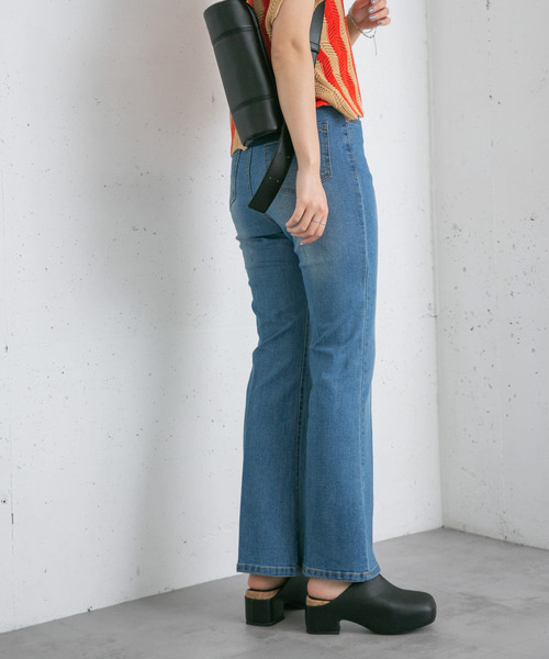 KBF（ケイビーエフ）の「ハイウエストフレアデニム（デニムパンツ・レディース・ブルー/ライトブルー・34/36）」の5枚目の写真