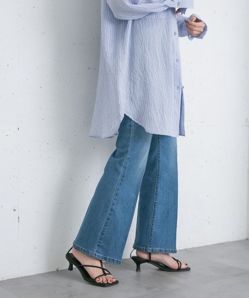 KBF（ケイビーエフ）の「ハイウエストフレアデニム（デニムパンツ・レディース・ブルー/ライトブルー・34/36）」の11枚目の写真