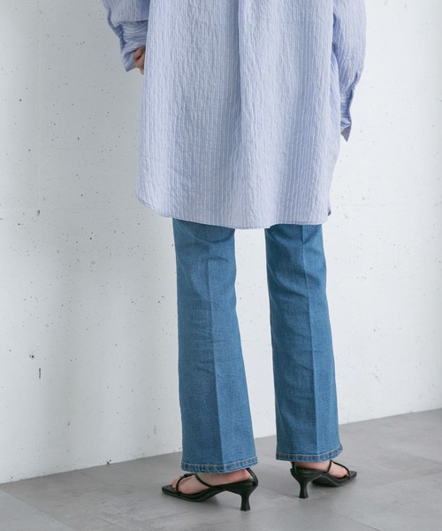 KBF（ケイビーエフ）の「ハイウエストフレアデニム（デニムパンツ・レディース・ブルー/ライトブルー・34/36）」の12枚目の写真