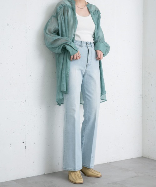 KBF（ケイビーエフ）の「ハイウエストフレアデニム（デニムパンツ・レディース・ブルー/ライトブルー・34/36）」の17枚目の写真