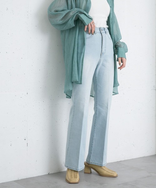 KBF（ケイビーエフ）の「ハイウエストフレアデニム（デニムパンツ・レディース・ブルー/ライトブルー・34/36）」の18枚目の写真