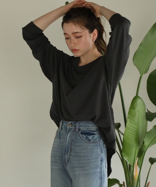 aity(アイティ)の「後ろボタンロングスリーブカットソー(Tシャツ/カットソー・レディース・チャコールグレー/グレー/オフホワイト/ブラック/カーキ・M)」の4枚目の写真