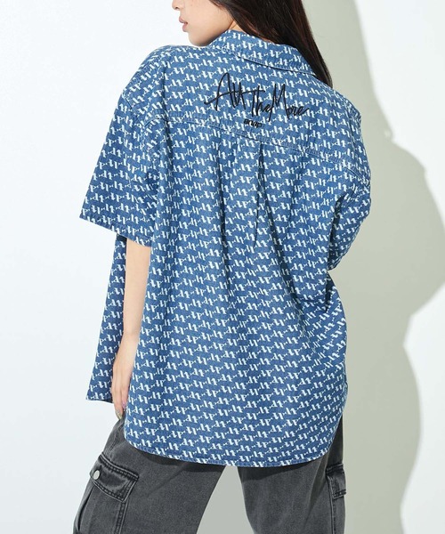 ANAP（アナップ）の「UNISEX対応 モノグラムデニムシャツ【親子・ジュニアお揃い】（シャツ/ブラウス・レディース・ベージュ/ブルー・FREE）」の2枚目の写真