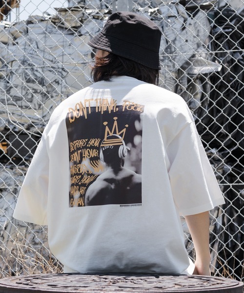 kutir（クティール）の「ストリートアソートグラフィックTシャツ（Tシャツ/カットソー・メンズ・スミクロ/ホワイト系その他/ブラック/オフホワイト/チャコールグレー・LARGE/MEDIUM）」の3枚目の写真