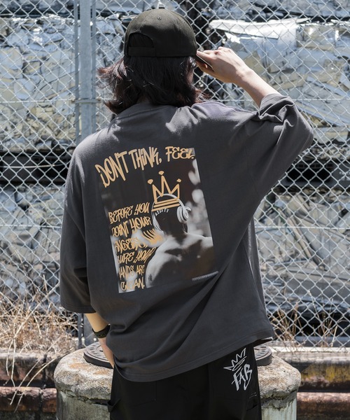 kutir（クティール）の「ストリートアソートグラフィックTシャツ（Tシャツ/カットソー・メンズ・スミクロ/ホワイト系その他/ブラック/オフホワイト/チャコールグレー・LARGE/MEDIUM）」の5枚目の写真