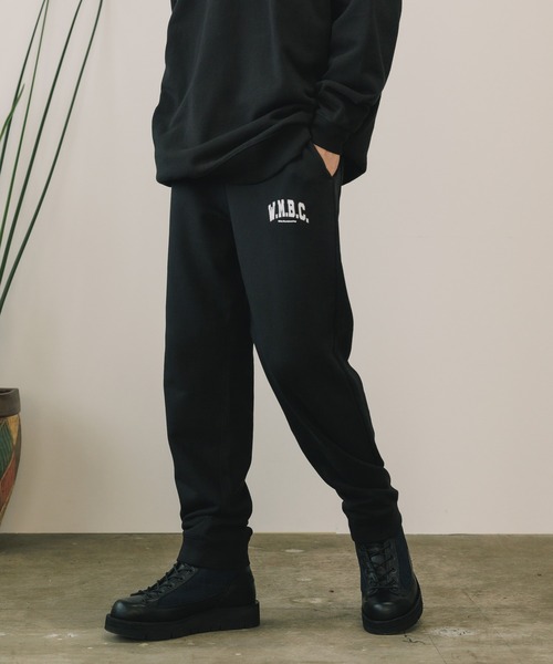 WHITE MOUNTAINEERING（ホワイトマウンテニアリング）の「White Mountaineering/ホワイトマウンテニアリング WMBC COLLEGE LOGO SWEATPANTS スウェットパンツ（スウェットパンツ・メンズ・ブラック・2/3/1）」の2枚目の写真