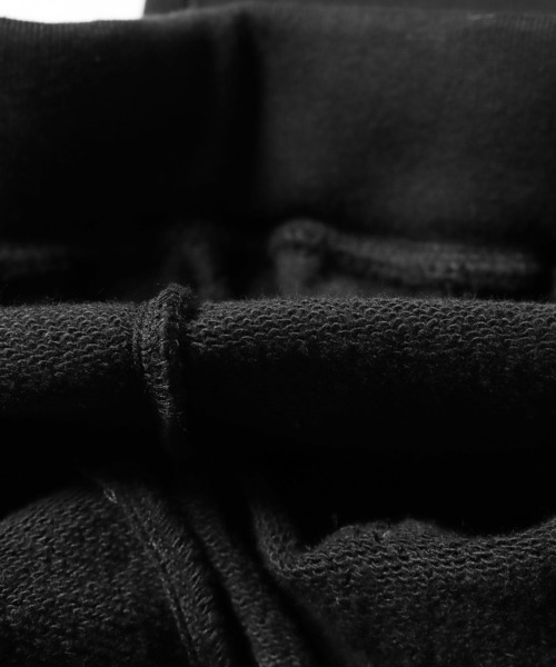 WHITE MOUNTAINEERING（ホワイトマウンテニアリング）の「White Mountaineering/ホワイトマウンテニアリング WMBC COLLEGE LOGO SWEATPANTS スウェットパンツ（スウェットパンツ・メンズ・ブラック・2/3/1）」の9枚目の写真