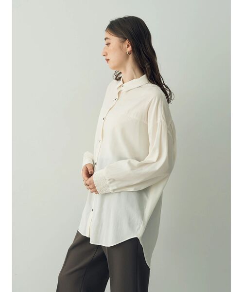 YECCA VECCA(イェッカヴェッカ)の「バックギャザーロングシャツ(シャツ/ブラウス・レディース・ブラック/グリーン/オフホワイト/カーキ系1・FREE)」の7枚目の写真