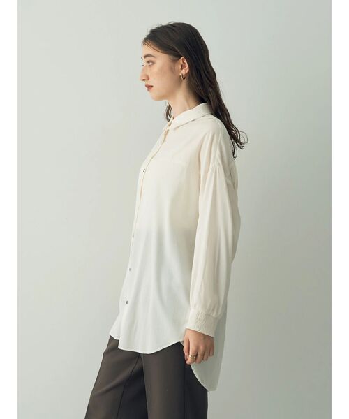 YECCA VECCA(イェッカヴェッカ)の「バックギャザーロングシャツ(シャツ/ブラウス・レディース・ブラック/グリーン/オフホワイト/カーキ系1・FREE)」の8枚目の写真