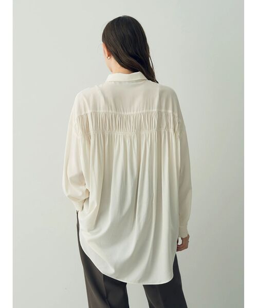 YECCA VECCA(イェッカヴェッカ)の「バックギャザーロングシャツ(シャツ/ブラウス・レディース・ブラック/グリーン/オフホワイト/カーキ系1・FREE)」の9枚目の写真