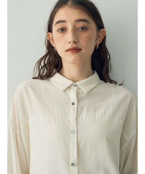 YECCA VECCA(イェッカヴェッカ)の「バックギャザーロングシャツ(シャツ/ブラウス・レディース・ブラック/グリーン/オフホワイト/カーキ系1・FREE)」の10枚目の写真