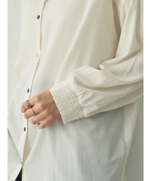 YECCA VECCA(イェッカヴェッカ)の「バックギャザーロングシャツ(シャツ/ブラウス・レディース・ブラック/グリーン/オフホワイト/カーキ系1・FREE)」の12枚目の写真