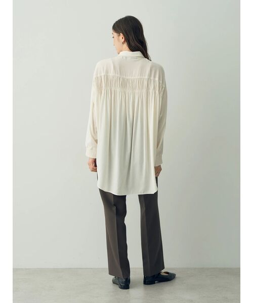 YECCA VECCA(イェッカヴェッカ)の「バックギャザーロングシャツ(シャツ/ブラウス・レディース・ブラック/グリーン/オフホワイト/カーキ系1・FREE)」の18枚目の写真