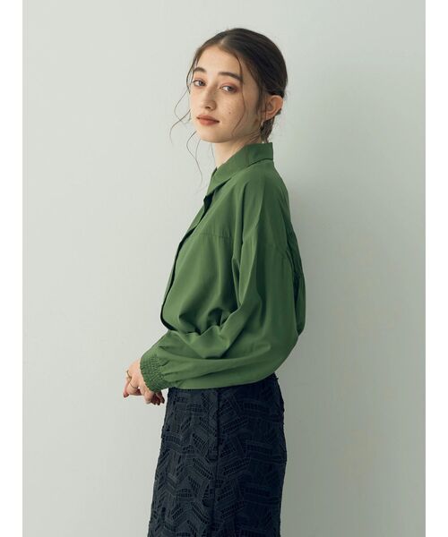 YECCA VECCA(イェッカヴェッカ)の「バックギャザーロングシャツ(シャツ/ブラウス・レディース・ブラック/グリーン/オフホワイト/カーキ系1・FREE)」の21枚目の写真
