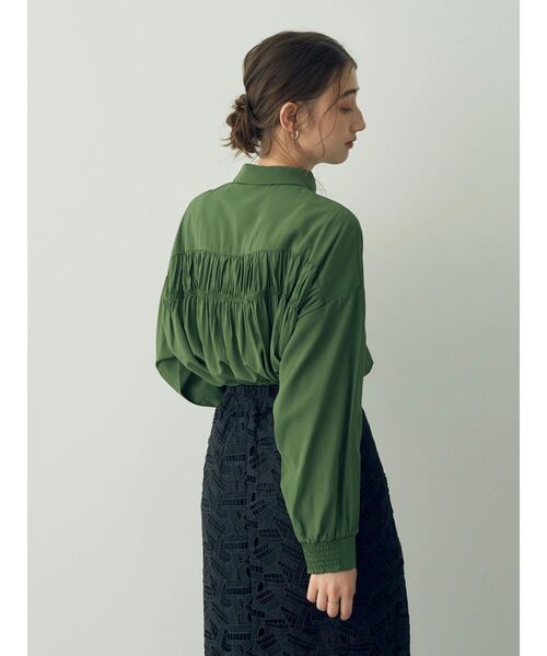 YECCA VECCA(イェッカヴェッカ)の「バックギャザーロングシャツ(シャツ/ブラウス・レディース・ブラック/グリーン/オフホワイト/カーキ系1・FREE)」の22枚目の写真