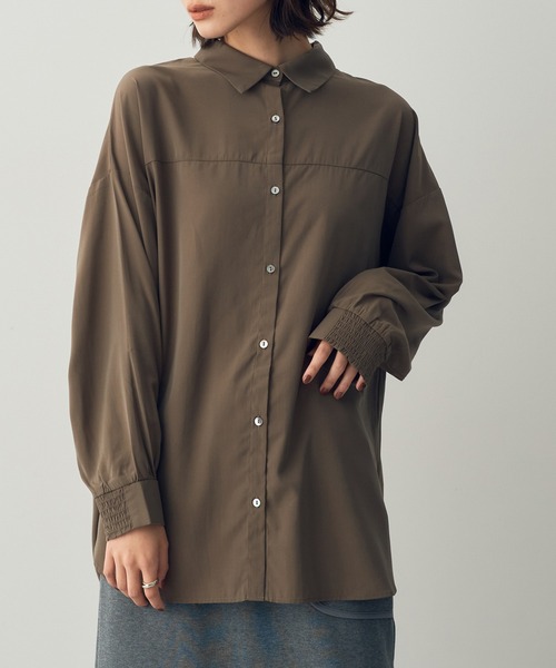 YECCA VECCA(イェッカヴェッカ)の「バックギャザーロングシャツ(シャツ/ブラウス・レディース・ブラック/グリーン/オフホワイト/カーキ系1・FREE)」の4枚目の写真