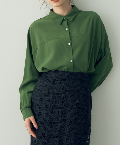 YECCA VECCA(イェッカヴェッカ)の「バックギャザーロングシャツ(シャツ/ブラウス・レディース・ブラック/グリーン/オフホワイト/カーキ系1・FREE)」の3枚目の写真
