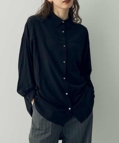 YECCA VECCA(イェッカヴェッカ)の「バックギャザーロングシャツ(シャツ/ブラウス・レディース・ブラック/グリーン/オフホワイト/カーキ系1・FREE)」の2枚目の写真