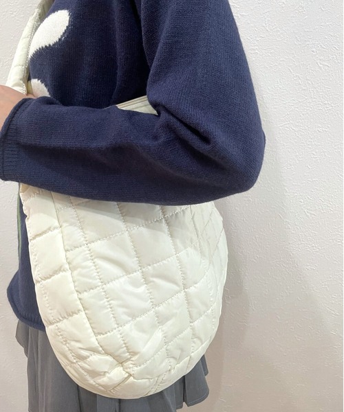 COMON＋（コモンプラス）の「大きめ 軽量 キルティング ラウンドショルダーバック（ショルダーバッグ・レディース・ライトブラウン/オフホワイト/ブラック・FREE）」の6枚目の写真
