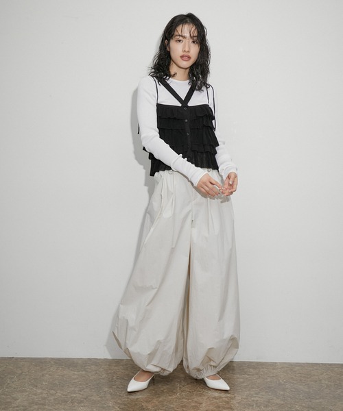 ADAM ET ROPE'（アダムエロペ）の「【tyn.TGOR】Multi way frill（キャミソール・レディース・ブラック/オフホワイト・FREE）」の4枚目の写真