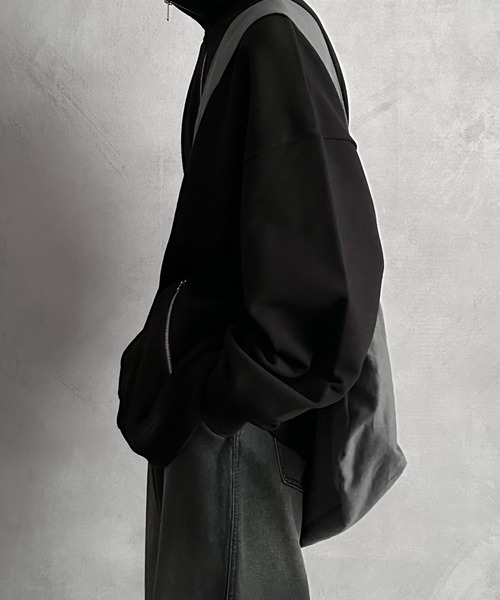 SERACE(セラス)の「【SERACE】Loose big shoulder bag / ルーズビッグショルダーバッグ(大容量&長さ調節可能)(ショルダーバッグ・メンズ・グレー/オフホワイト/ブラック/ブラック系/ホワイト系・FREE)」の7枚目の写真