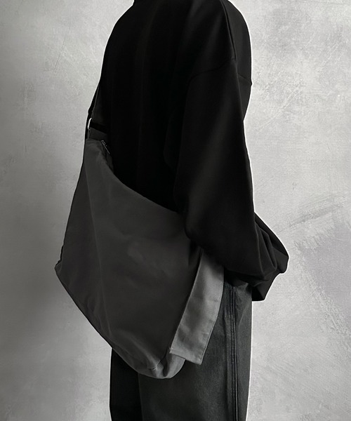SERACE(セラス)の「【SERACE】Loose big shoulder bag / ルーズビッグショルダーバッグ(大容量&長さ調節可能)(ショルダーバッグ・メンズ・グレー/オフホワイト/ブラック/ブラック系/ホワイト系・FREE)」の9枚目の写真