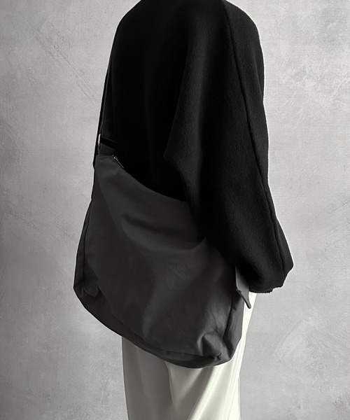 SERACE(セラス)の「【SERACE】Loose big shoulder bag / ルーズビッグショルダーバッグ(大容量&長さ調節可能)(ショルダーバッグ・メンズ・グレー/オフホワイト/ブラック/ブラック系/ホワイト系・FREE)」の11枚目の写真
