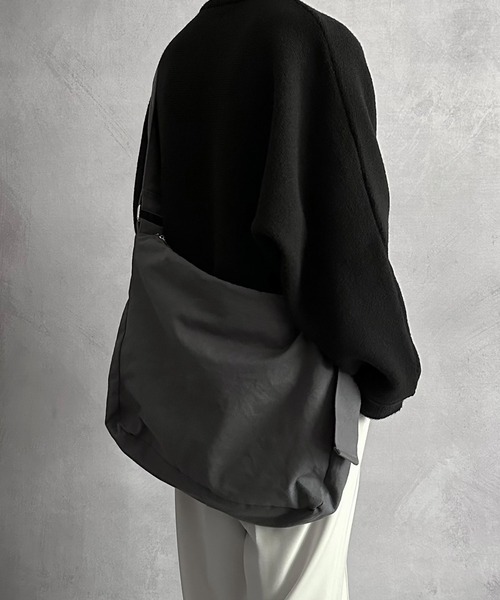 SERACE(セラス)の「【SERACE】Loose big shoulder bag / ルーズビッグショルダーバッグ(大容量&長さ調節可能)(ショルダーバッグ・メンズ・グレー/オフホワイト/ブラック/ブラック系/ホワイト系・FREE)」の12枚目の写真