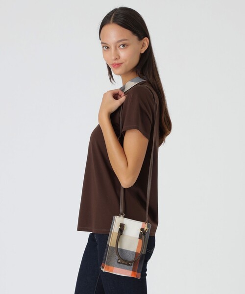 BLUE LABEL CRESTBRIDGE（ブルーレーベルクレストブリッジ）の「クレストブリッジチェックPVCスクエアポシェット（ショルダーバッグ・レディース・レッド/ベージュ系その他/オレンジ系その他/ロイヤルブルー・FREE）」の4枚目の写真