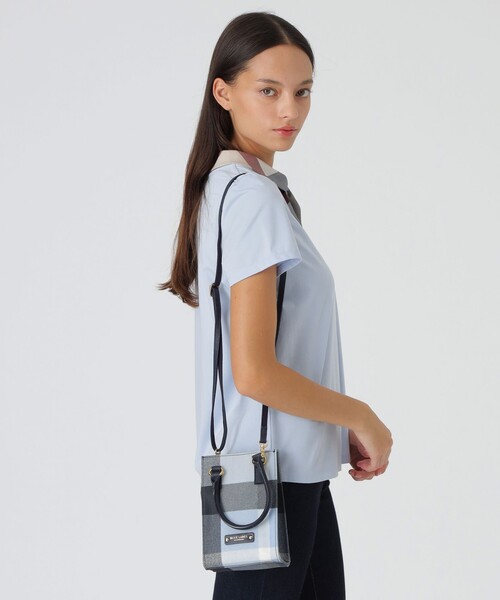 BLUE LABEL CRESTBRIDGE（ブルーレーベルクレストブリッジ）の「クレストブリッジチェックPVCスクエアポシェット（ショルダーバッグ・レディース・レッド/ベージュ系その他/オレンジ系その他/ロイヤルブルー・FREE）」の3枚目の写真