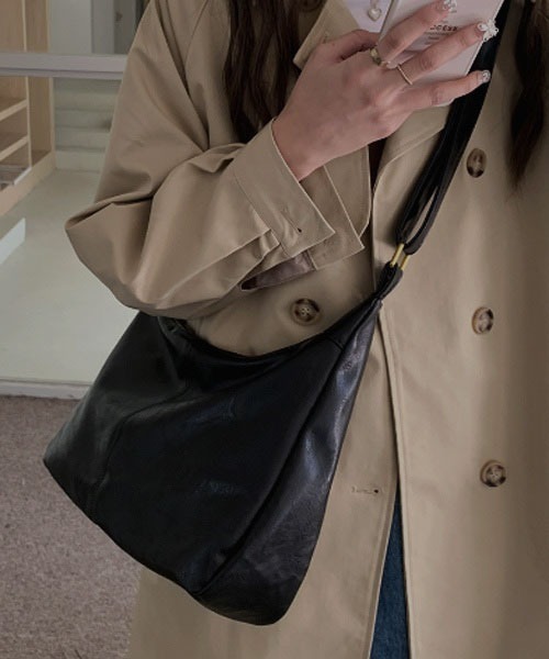 Mayree（メイリー）の「【resonance】合皮 シンプル ショルダーバッグ（ショルダーバッグ・レディース・ブラウン/ブラック・FREE）」の2枚目の写真