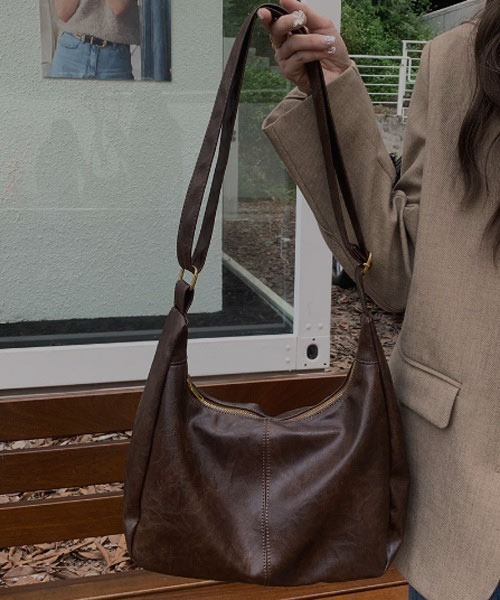 Mayree（メイリー）の「【resonance】合皮 シンプル ショルダーバッグ（ショルダーバッグ・レディース・ブラウン/ブラック・FREE）」の4枚目の写真