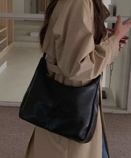 Mayree（メイリー）の「【resonance】合皮 シンプル ショルダーバッグ（ショルダーバッグ・レディース・ブラウン/ブラック・FREE）」の3枚目の写真