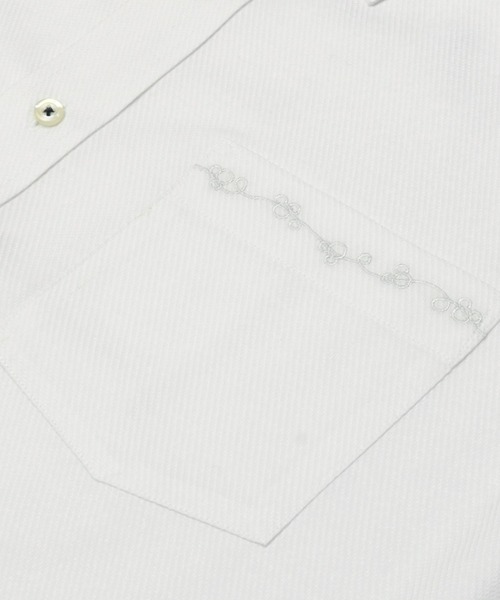 TOKYO SHIRTS（トウキョウシャツ）の「【Disney ディズニー】形態安定ノーアイロン ボタンダウン 長袖ビジネスワイシャツ（ビジネスシャツ・メンズ・ホワイト・首回り37cm-裄丈80cm/首回り39cm-裄丈80cm/首回り39cm-裄丈84cm/首回り41cm-裄丈82cm/首回り41cm-裄丈86cm/首回り42cm-裄丈82cm/首回り42cm-裄丈86cm/首回り43cm-裄丈82cm/首回り43cm-裄丈86cm/首回り37cm-裄丈84cm）」の3枚目の写真