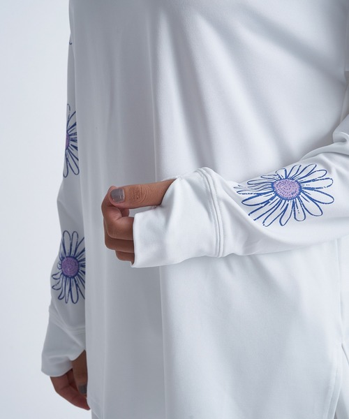 ROXY（ロキシー）の「FEEL FREE L/S RASH/ロキシー長袖ラッシュガード(水着）（ラッシュガード・レディース・オレンジ/ホワイト/グレー・SMALL/MEDIUM/LARGE）」の16枚目の写真