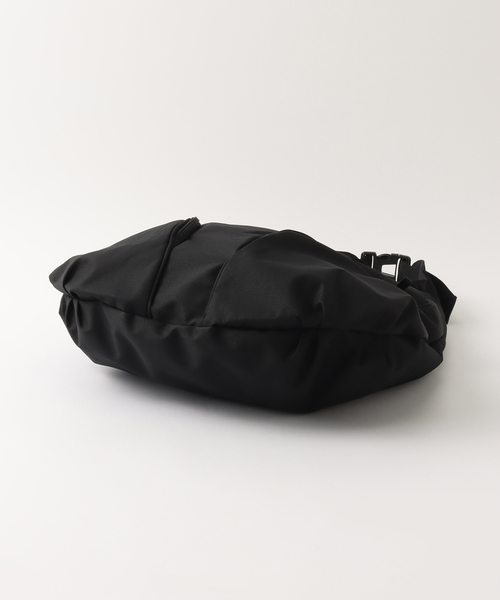 417 EDIFICE（フォーワンセブンエディフィス）の「BASELBASEL  APEX WRAPSLING BAG（ショルダーバッグ・メンズ・ブラック/チャコールグレー・FREE）」の6枚目の写真